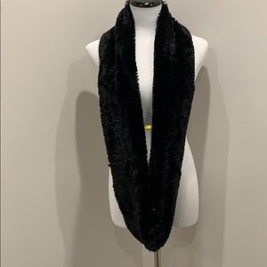 Black faux fur infiniti scarf